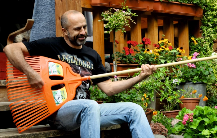 grabie Ramp RG4 zabawny mężczyzna gitarzysta jesieniarz grajacy na grabiach